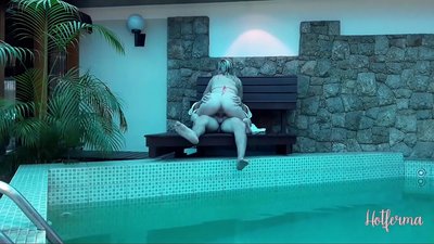 Le patron invite la femme de chambre à la piscine, mais n'a pas pu résister à une chaude